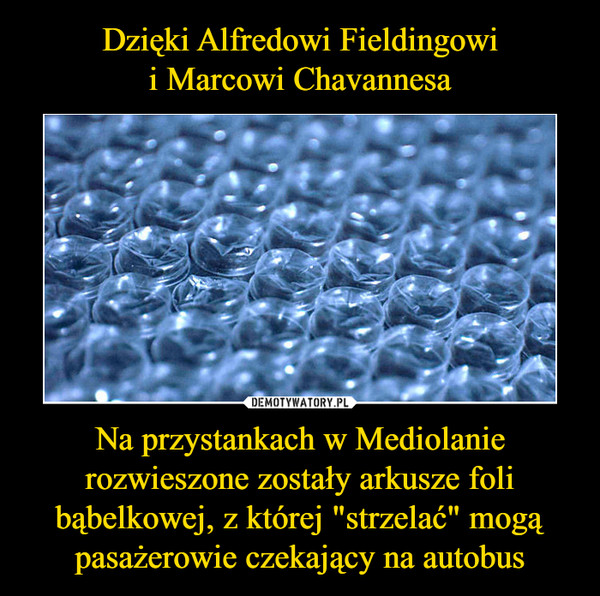 Na przystankach w Mediolanie rozwieszone zostały arkusze foli bąbelkowej, z której "strzelać" mogą pasażerowie czekający na autobus –  