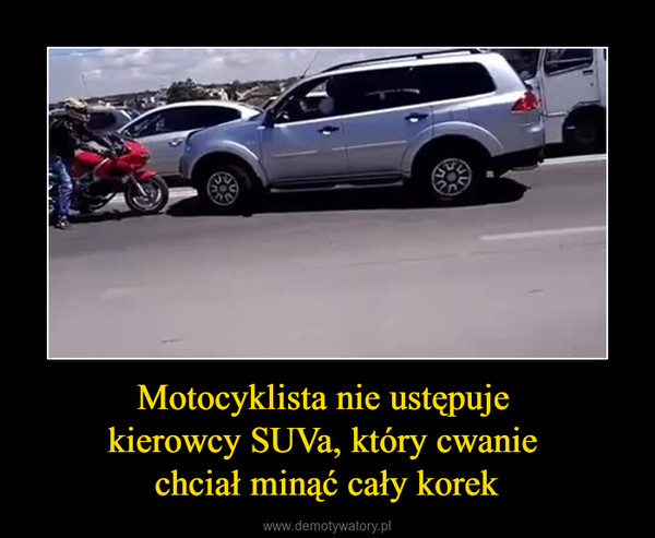 Motocyklista nie ustępuje kierowcy SUVa, który cwanie chciał minąć cały korek –  