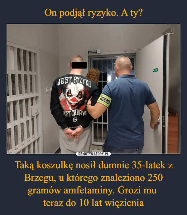 Taką koszulkę nosił dumnie 35-latek z Brzegu, u którego znaleziono 250 gramów amfetaminy. Grozi mu teraz do 10 lat więzienia –  JEST BYZYKEPOLICJAEST ZABAW0