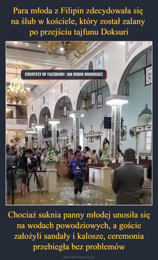 Chociaż suknia panny młodej unosiła się na wodach powodziowych, a goście założyli sandały i kalosze, ceremonia przebiegła bez problemów –  COURTESY OF FACEBOOK/ JAN ROBIN RODRIGUEZDOD