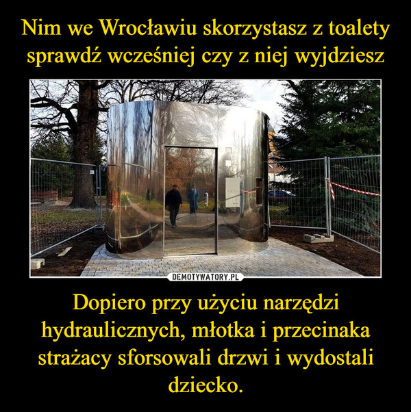 Dopiero przy użyciu narzędzi hydraulicznych, młotka i przecinaka strażacy sforsowali drzwi i wydostali dziecko. –  