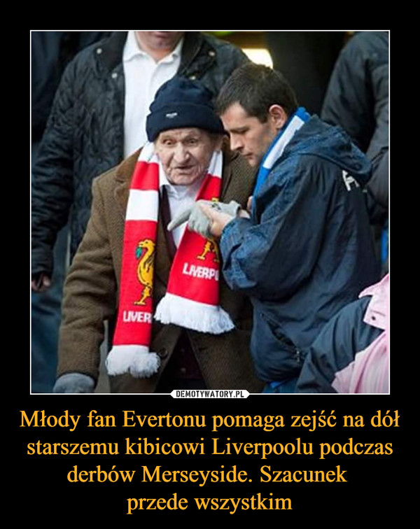 Młody fan Evertonu pomaga zejść na dół starszemu kibicowi Liverpoolu podczas derbów Merseyside. Szacunek przede wszystkim –  