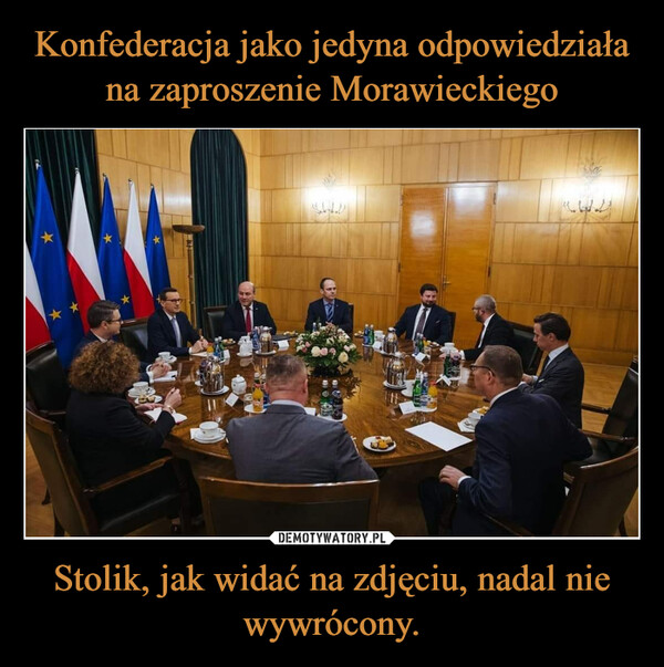 Stolik, jak widać na zdjęciu, nadal nie wywrócony. –  