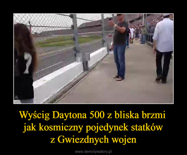 Wyścig Daytona 500 z bliska brzmi jak kosmiczny pojedynek statkówz Gwiezdnych wojen –  