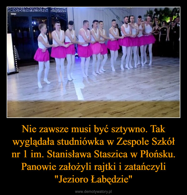 Nie zawsze musi być sztywno. Tak wyglądała studniówka w Zespole Szkół nr 1 im. Stanisława Staszica w Płońsku. Panowie założyli rajtki i zatańczyli "Jezioro Łabędzie" –  