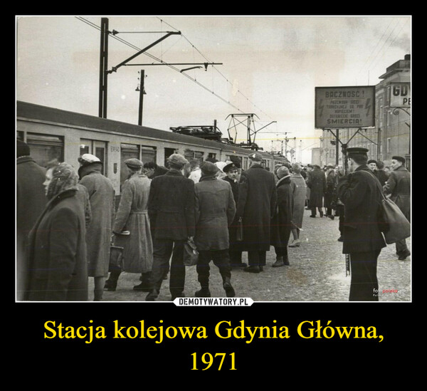 Stacja kolejowa Gdynia Główna,1971 –  BACZNOŚC !PRZEWODY SIECITRAKCYJNEJ SO PODKAPIECIEM!DOTKNIECIE GROZISMIERCIA!160PEfotopolska.euPolska na fotografh