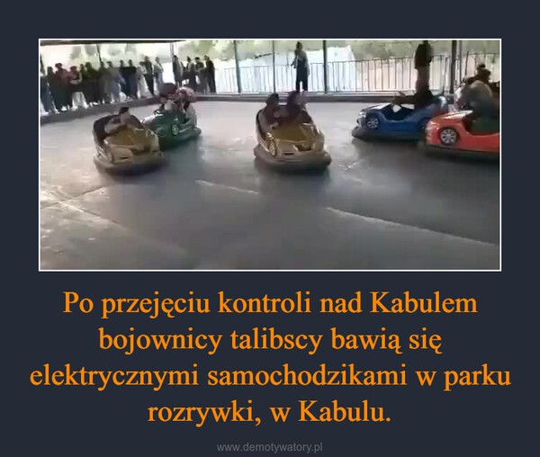 Po przejęciu kontroli nad Kabulem bojownicy talibscy bawią się elektrycznymi samochodzikami w parku rozrywki, w Kabulu. –  