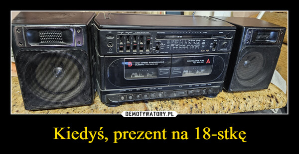 Kiedyś, prezent na 18-stkę –  MICVOLUME BALANCE3 BAND EQUALIZERFM STEREO0 1 2 3 4 5 6 7 8 9 10 SCALETUNINGC10PHONES100Hz1kHz10kHzFUNCTIONFM65 68 71 74CDLINE INSW6 6.5 7849141103112 1588 92 96 102 10818|MHzBANDMHz2519 16METERFMRADIO MW530NORMHIGHTAPELW600 700 800 1000 1200 1400 1600260 280150 160 180 200 220kHzSWkHzMWLWFINE TUNINGDUBBING SPEEDSTEREC DCUBESESAAYOHIGH SPEED SYNCHRONOUSDUBBING / FULL AUTO STOPREC/PLAYBACKPLAYBACKCONTINUOUS PLAYFULL AUTO STOPARECORDPLAYREWFFWD STOP/EJECTPAUSEPLAYREWFFWDSTOP/EJECT PAUSE