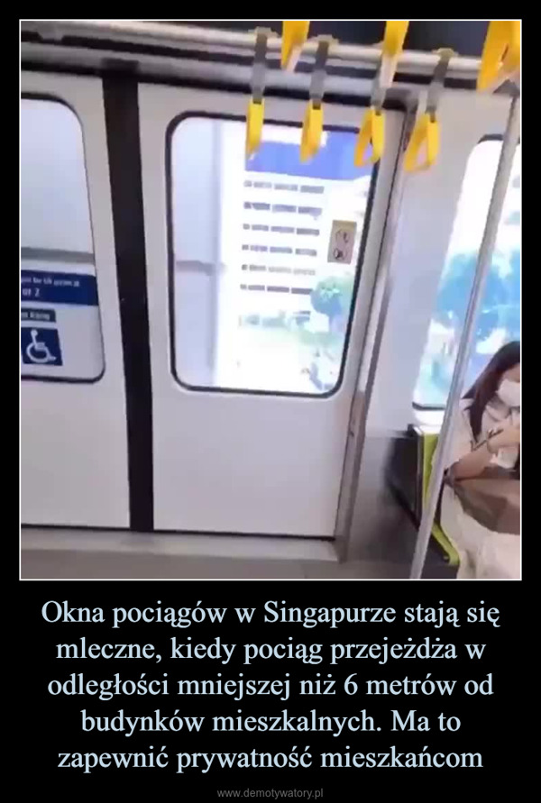 Okna pociągów w Singapurze stają się mleczne, kiedy pociąg przejeżdża w odległości mniejszej niż 6 metrów od budynków mieszkalnych. Ma to zapewnić prywatność mieszkańcom –  SE CE B VIA PETIRorm 1 or 2hoa Chu Kang1 &