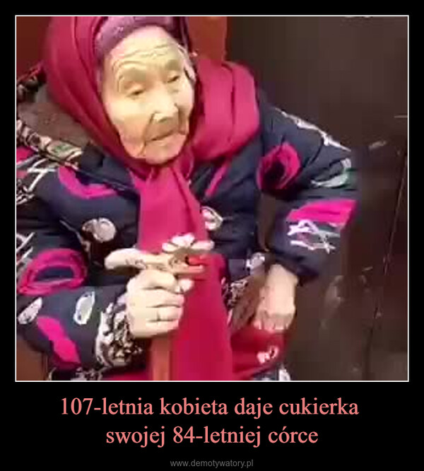 107-letnia kobieta daje cukierka swojej 84-letniej córce –  