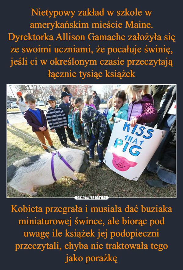 Kobieta przegrała i musiała dać buziaka miniaturowej śwince, ale biorąc pod uwagę ile książek jej podopieczni przeczytali, chyba nie traktowała tego jako porażkę –  KISS1HA 1PIG