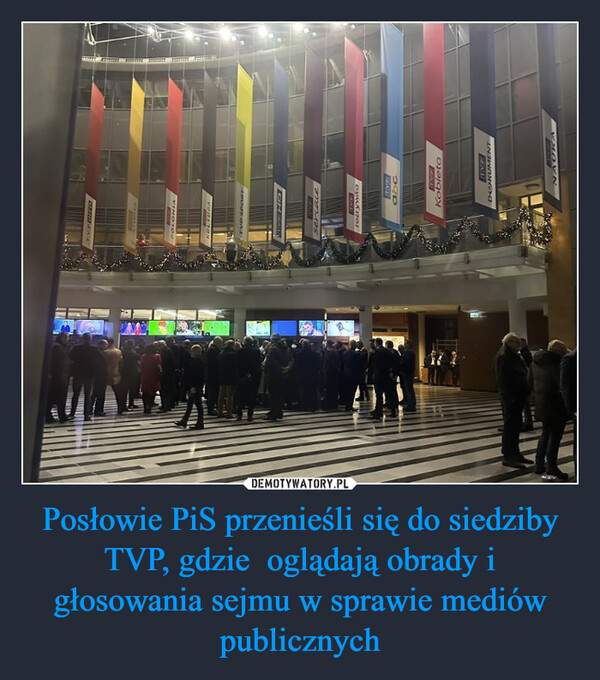 Posłowie PiS przenieśli się do siedziby TVP, gdzie  oglądają obrady i głosowania sejmu w sprawie mediów publicznych –  TYPIRATPOLONIAKULTURAEVRAvin HAFORCEserialeKAVICErozrywkaHIMILIENSTIMPabcRUMMKobietaTVPDOKUMENTNAURA