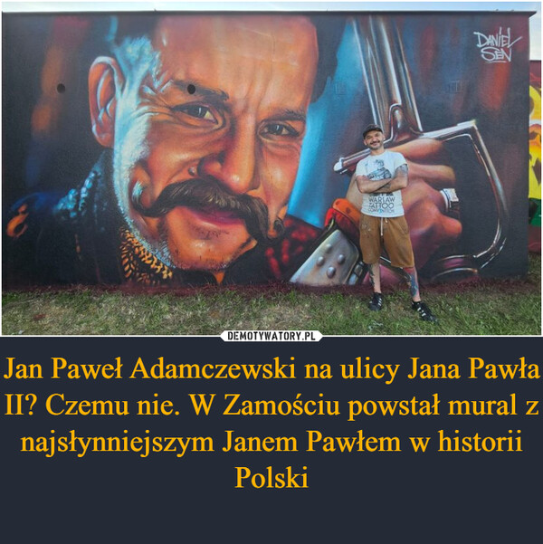 Jan Paweł Adamczewski na ulicy Jana Pawła II? Czemu nie. W Zamościu powstał mural z najsłynniejszym Janem Pawłem w historii Polski – A przed muralem stoi jego autor Daniel Sen Szymczyk WARIAWTATTOOCONVENTIONDANIELSEN