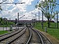 Ein Regionalexpress Richtung Rheinland-Pfalz auf der Eisenbahnbrücke an der Schwarzwaldstraße in der Nähe des Hauptbahnhofs