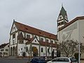 St. Sebastian, rechts das Wandgemälde am Rathaus