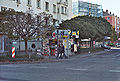 Blick von Norden auf den geöffneten Kiosk am südwestlichen Ecke des Kolpingplatz, von der Haltestelle Kolpingplatz aus gesehen, im Oktober 2011