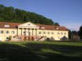 Schloss im Morgenlicht, im Hintergrund der Große Schanzenberg