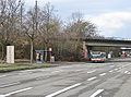 Bahnhochdamm mit Brücke über die Pulverhausstraße in Bulach, auf welcher der Personenverkehr abgewickelt wird