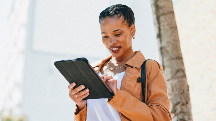 Una mujer trabajando en su tablet.