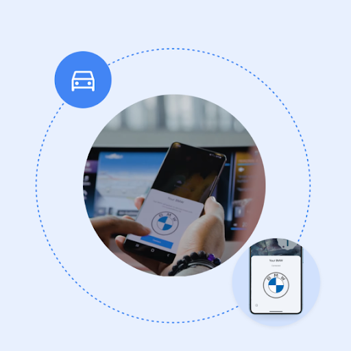 To hender holder en telefon foran et nettbrett som er montert på dashbordet i en bil. Det vises en «Koble til»-knapp og BMW-logoen. Rundt dette er BMW-logoen og et bilikon koblet sammen med en stiplet linje.