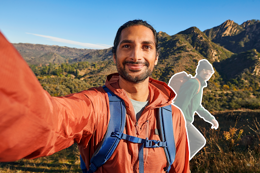 Un hombre joven edita una selfie que tomó mientras caminaba por un paisaje montañoso para que no aparezca en la foto una persona que se la arruinó.