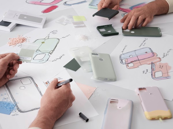 Deux personnes travaillant sur des dessins pour un téléphone Pixel