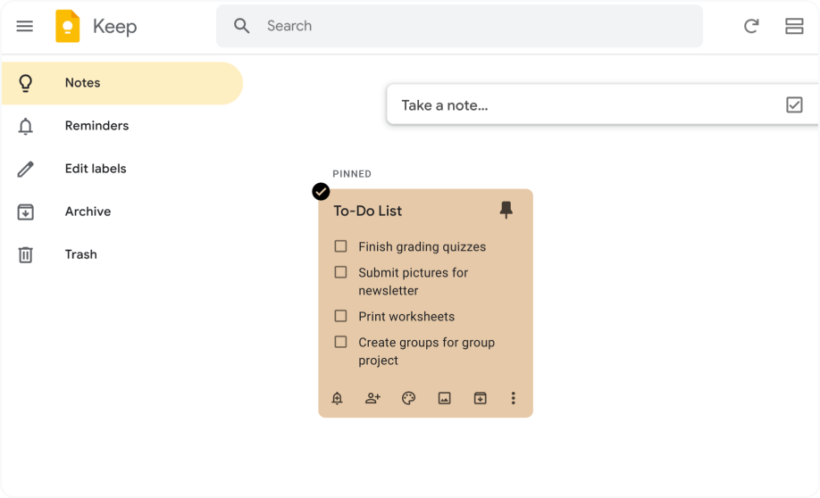 Google Keep è aperto e mostra un elenco di controllo di impegni digitati in una nota adesiva arancione che è fissata alla parte superiore della pagina.