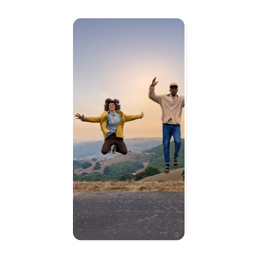 編集マジックを使用して Google フォト内で位置の変更と編集を行う方法を示すサンプル インタラクション。3 人が楽しそうに空中にジャンプしている。ホットスポットを操作して、空にゴールデン アワーの光を当てたり 1 人の位置を変えたりする。