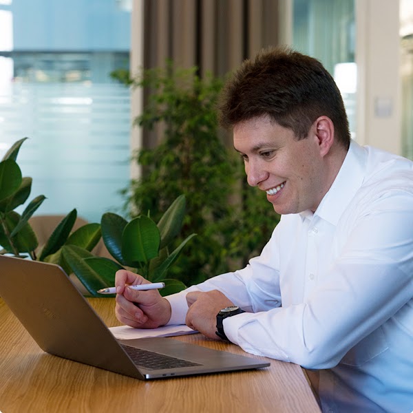 Selim Akyol, Geschäftsführer der Molinoteq GmbH & Google Certifried Trainer, sitzt mit einem Stift in der Hand vor seinem Laptop an einem Tisch.