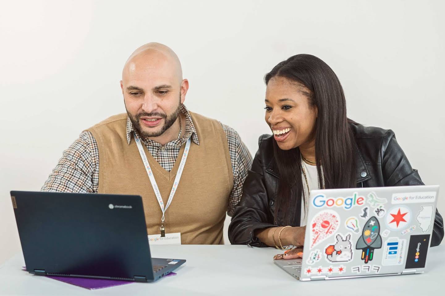 Afbeelding van 2 docenten die samenwerken op Chromebooks