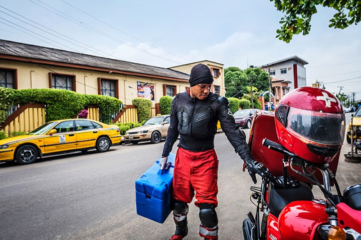 Joseph Kalu, chauffeur chez LifeBank, transporte du sang dans un conteneur réfrigéré.