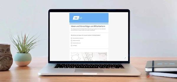 Auf einem Laptop wird die Benutzeroberfläche von Google Formulare angezeigt. 