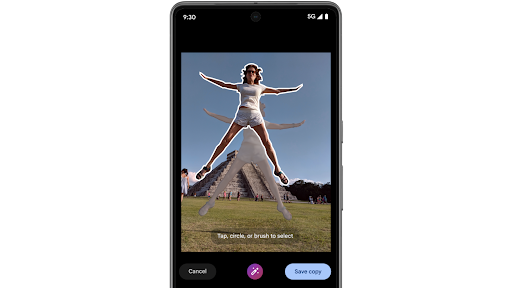 Använder Magisk redigering i Google Foto på Android-telefonen för att välja en person på bilden och flytta den någon annanstans i samma foto. Generativ AI fyller samtidigt i den tomma ytan personen flyttades från.
