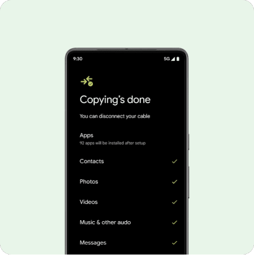 L'écran d'un tout nouveau téléphone Android affiche le message « Transfert de données en cours… », ainsi qu'une liste de contacts, de photos et de vidéos, d'événements d'agenda, de messages, de clavardages WhatsApp et de musique.