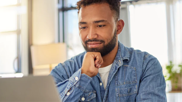 Eine Person, die zu Hause am Laptop arbeitet