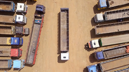 Vue aérienne d'un parc de poids lourds à Accra