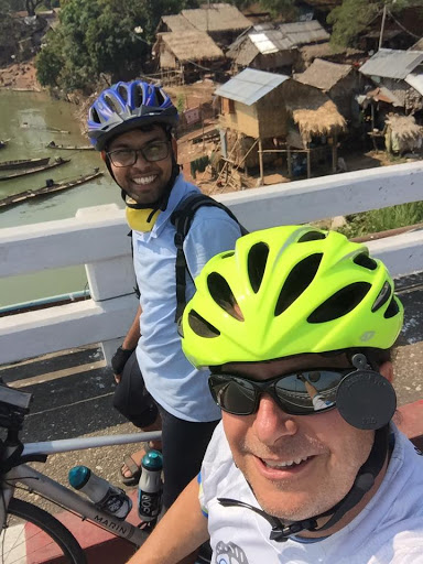 Dnyan et Jeff se prennent en photo ensemble sur leurs vélos