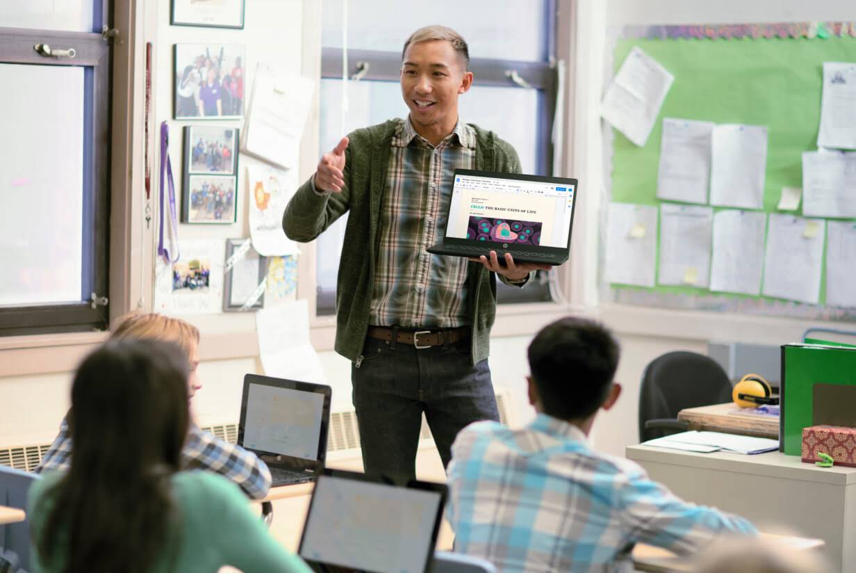 Chromebook ouvert affichant la barre de recherche Google.