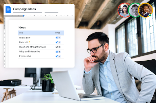 Des collègues collaborent à distance sur un document Google Docs listant des idées de campagne