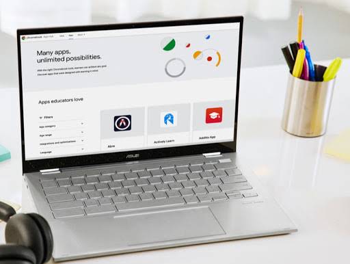 Gros plan sur un Chromebook qui affiche la plate-forme Chromebook App Hub.