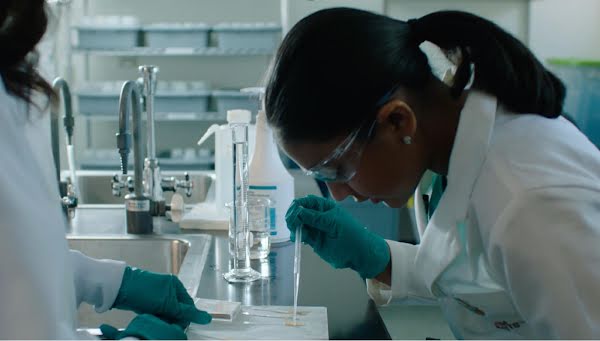 Gitanjali Rao travaillant au laboratoire avec la scientifique Selene Hernandez Ruiz.