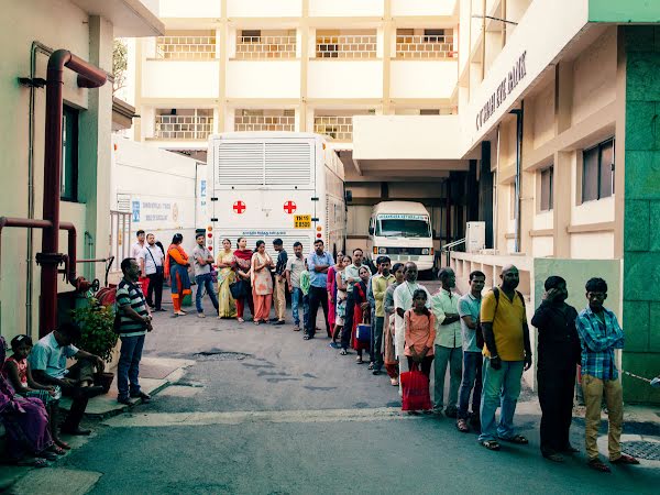 Patients faisant la queue pour entrer dans le Centre hospitalier d'ophtalmologie Sankara Nethralaya