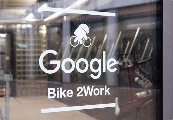 Auf der Glastür zu einem Fahrradkeller ist der Aufdruck "Google Bike 2Work" zu sehen.