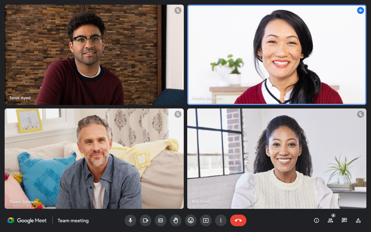 Videoconferencia para una reunión de equipo con cuatro participantes 