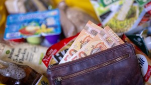 Inflation in Deutschland steigt überraschend stark auf zwei Prozent