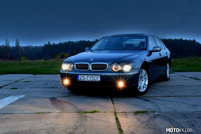 Moje BMW - inne niż wszystkie – Trochę odejdę od tematyki większości aut tutaj zamieszczanych. Nie będę pokazywał - wow zrobiłem swap na 2.0 albo 2.5 teraz to jest moc. Nie będę pokazywał co zmieniłem bo tu nie ma co zmieniać. Nie będę mówił, że mam auto &quot;sportowe&quot; chociaż prowadzenia i mocy wystarczyłoby dla paru innych niby &quot;sportowych&quot; aut. Przepraszam, nie jest to też mityczny passat w tdi ani honda szybsza niż wygląda. Bo chyba nie o to chodzi w pasji do motoryzacji? Co nie? Nie jest to jeden z wózków sklepowych przerobionych na coś czym nie jest. Nie jest to budżetówka od której oczekujemy bóg wie czego albo robimy z niej &quot;szportowca&quot;.
Pasja do motoryzacji zaczyna się tam gdzie kończy się ekonomia i zdrowy rozsądek. Gdzie uczucia biorą górę nad rozumem. Tym kierowałem się zawsze kupując auta. Stąd też wzięło się to auto.
BMW. Seria 7. Co do wyglądu najbardziej kontrowersyjna. Na pewno do bólu luksusowa. Ale nie, nie jest to 3.0d. Więc co? Jak ładnie zgadniecie to wrzucę więcej zdjęć, w tym spod maski!
Na razie setup zimowy na 18&quot;, na lato o 2 oczka większe, rozglądam się za dobrym  wzorem aby i cieszyło oko, a zarazem nadal auto było niepozornym szaraczkiem niepozbawionym komfortu. 