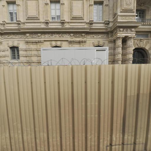 Les Guichets Du Palais Du Louvre - Batiment touristique - Paris