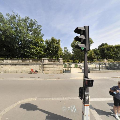 Le Monument A Charles Perrault - Monument touristique - Paris