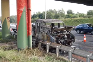 Pożar auta pod wiaduktem na węźle Owczarnia. "Konstrukcja niezagrożona"