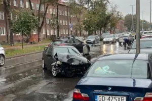 "Trochę deszczu i wszystko stoi". Od rana wypadek i dziewięć kolizji